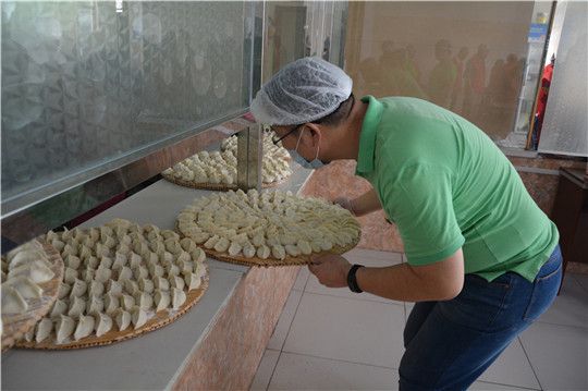 華全動力為經開區養老中心包水餃